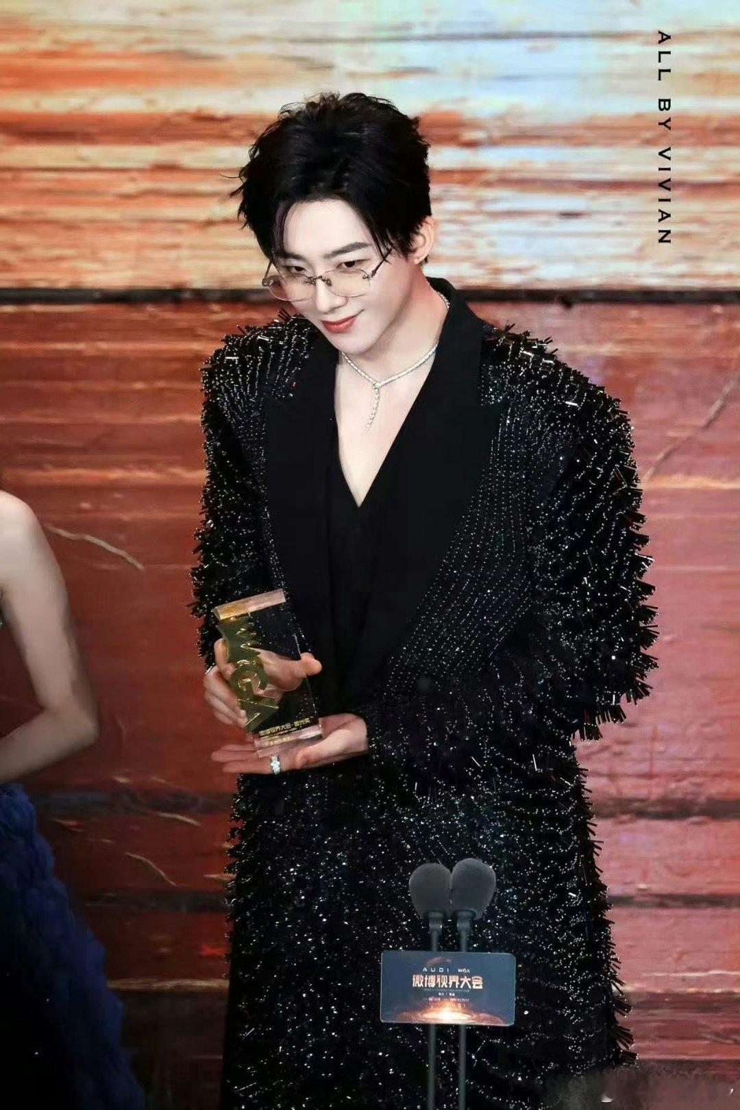 刘宇宁仙乐live现场太稳了，现役最强舞台型歌手，粉丝的荣耀[滑稽笑]​