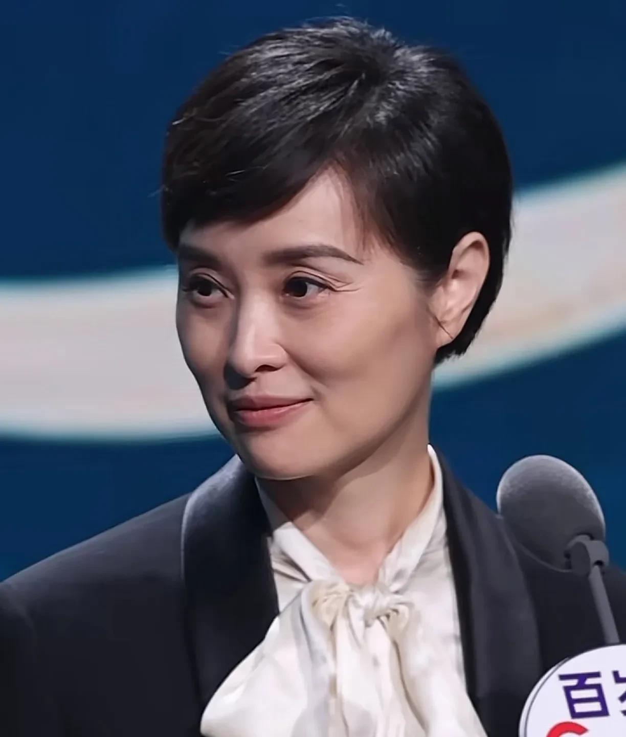 低调谦和，从容淡雅的53岁吴越，为什么年纪大了以后反而翻红了，名气比年轻的时候更