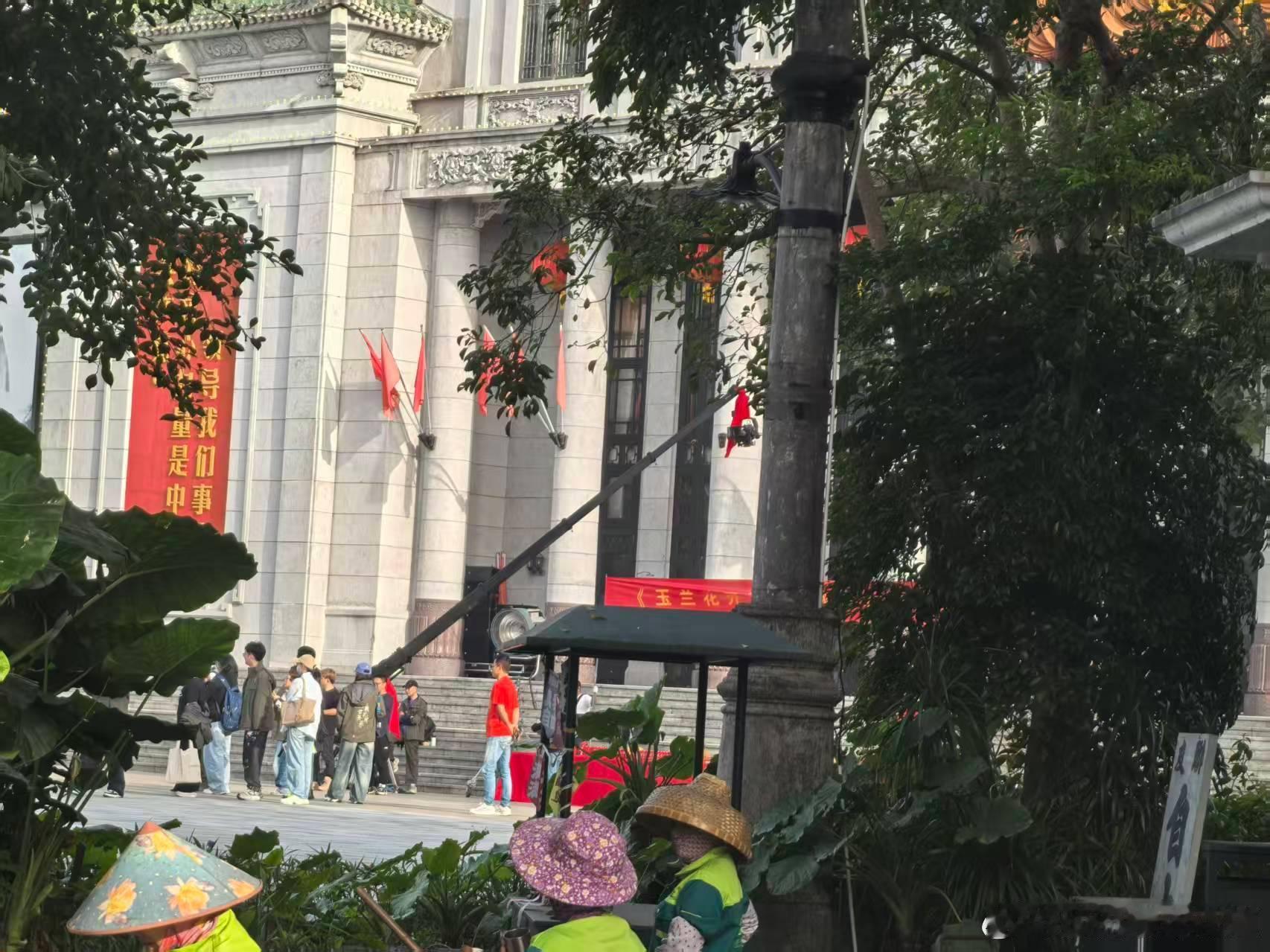 杨紫玉兰花开君再来开机路透玉兰花开君再来开机现场准备好了，果然是大场面大制作。