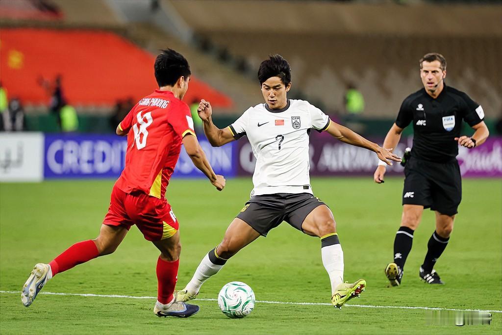 历史性突破，中国国青打进亚洲杯决赛！这成绩换在20多年前不算什么新闻，因为那