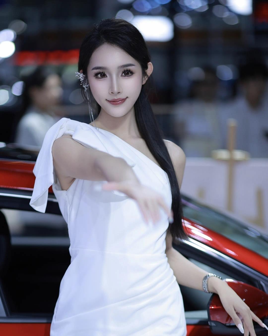 车模真的各个都是身材高挑，肤白貌美的。图片上的这个车模也太好看了吧，很清纯，小清