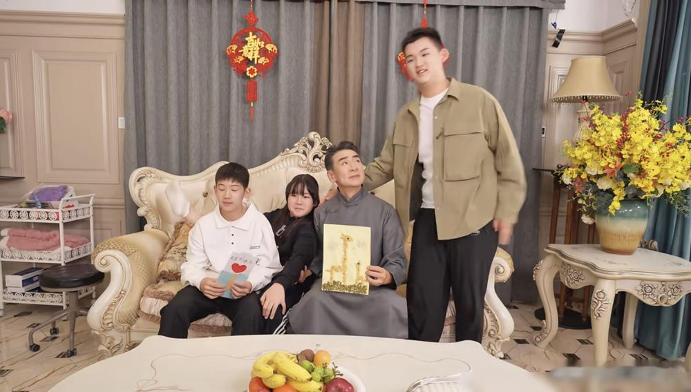 71岁的寇振海，竟然还在拼命拍戏，他到底图什么？他54岁才有了第一个儿子，为了小21岁的妻子，寇振海