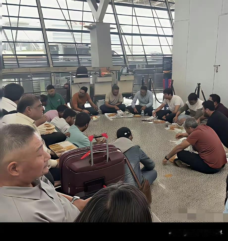 据说这是浦东机场，一帮印度游客因台风飞机延误，在航站楼集体坐地吃饭。知道的，