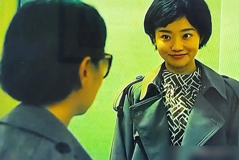 吴越演的蒋在珍，喝下那杯毒酒前，已经知道自己必死无疑了。没有嘶吼，没有慢镜头回放。她就那么坐着，眼神