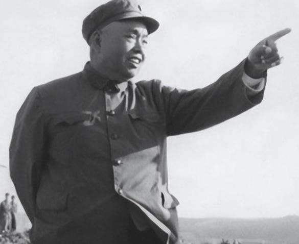 1952年，离家多年的许世友终于回了老家，接风的酒席上，他撞见了亲叔叔许存礼，许