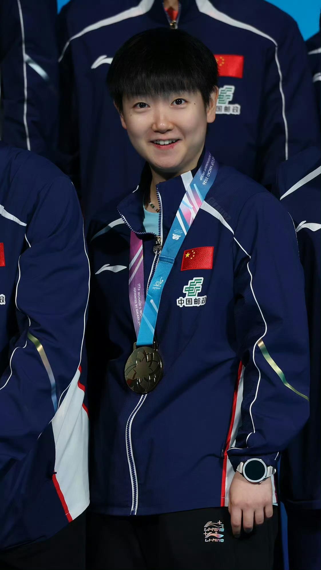 12张笑在脸上的孙颖莎，笑出了一个幸福的合集！夺冠一刻的赛场上，女单领奖台，