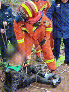 “火到央视了！”四川资阳，一名小男孩不小心掉入数米深的井坑，被安全救出后，消防