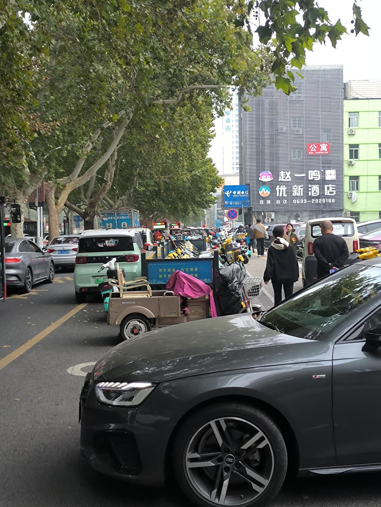 看看山东省淄博市张店区中心路,离八大区不到100m。喜来登万象汇西门这儿堵成什么