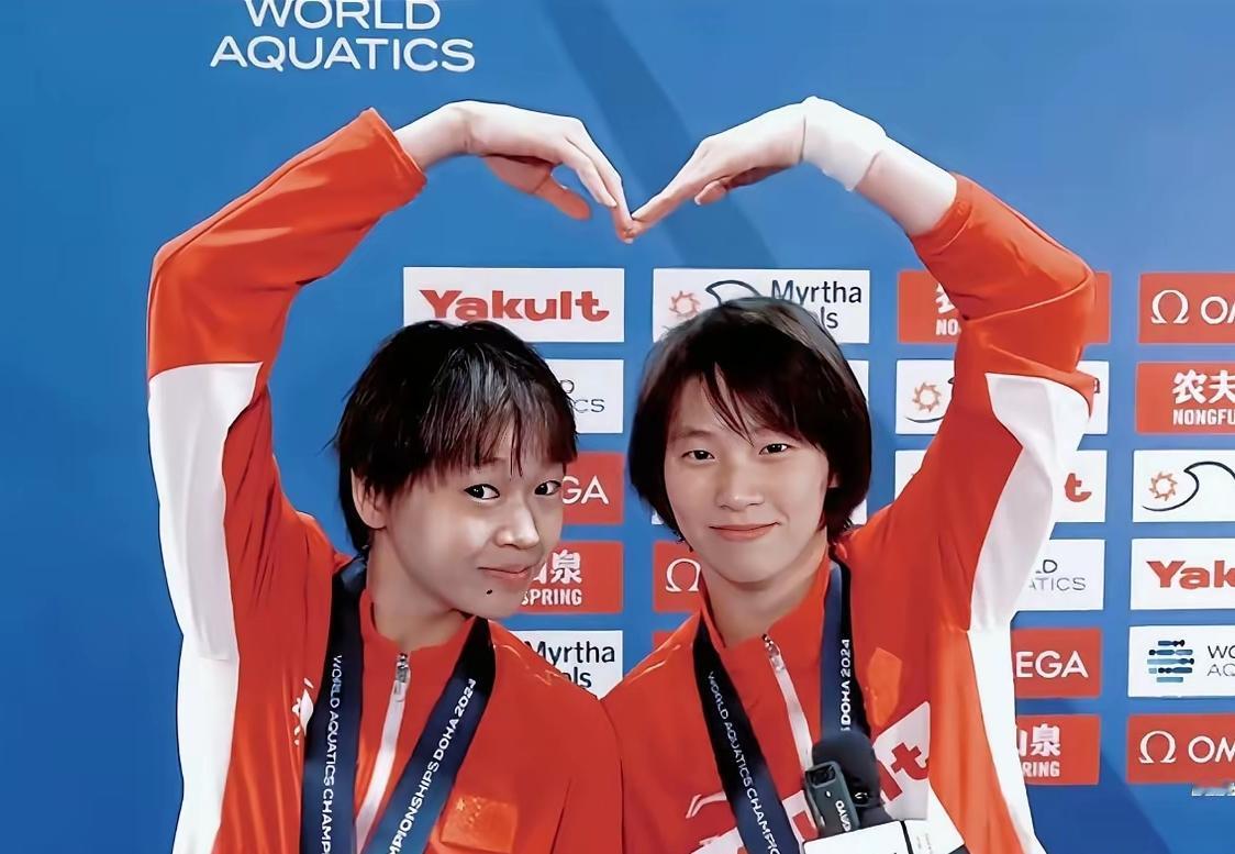 全红婵和陈芋汐现在是同一战线了两位年纪相仿的孩子，年少成名，早早在跳水赛