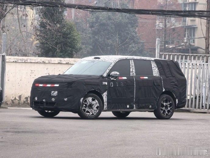 疑似小米全新SUV谍照，大六座全家车真是不小啊感觉，尺寸方方正正的