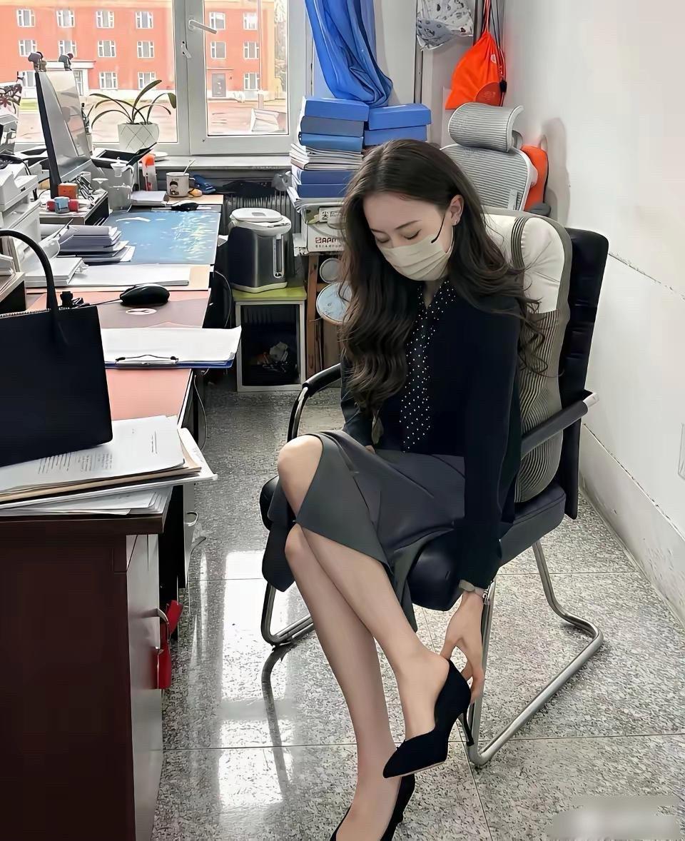 做为小学老师，穿哪一套适合？