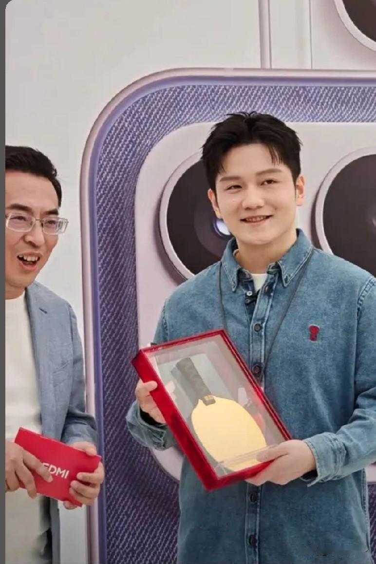 樊振东这波荣誉真的把“凡尔赛”玩明白了！在深圳小米之家当“一日店长”时，直接喜提