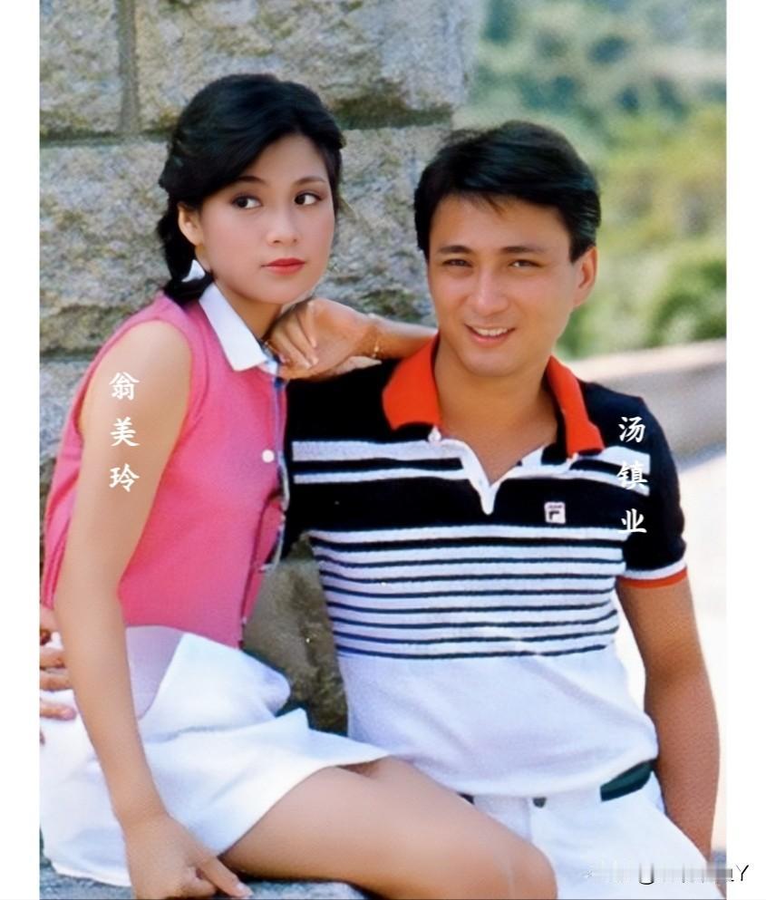 这张照片展现出了翁美玲和男友汤镇业1983年在香港的情景。那时候翁美玲24岁，貌
