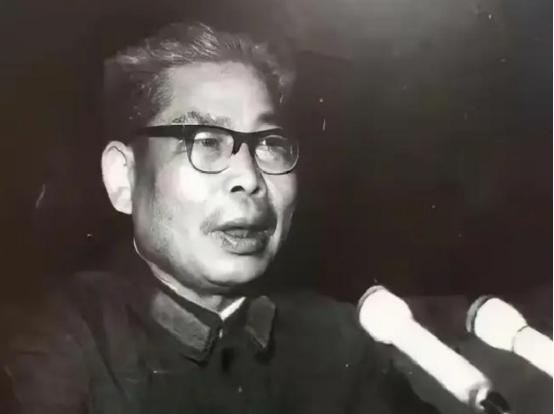 1982年，2万基建工程兵安置成问题，司令李人林急得焦头烂额，他迫切希望深圳能接
