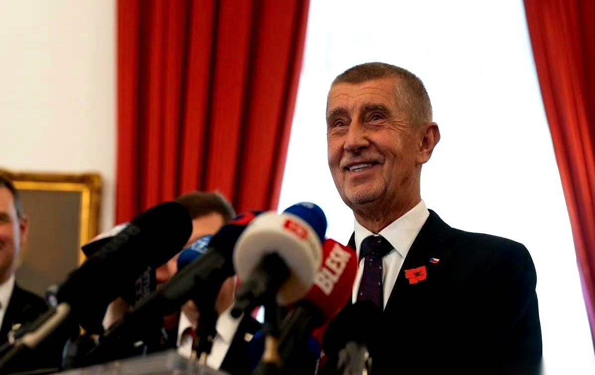 最铁的哥们，说不玩了就不玩了。炮弹，不给了。外交上帮你站台喊话的，也准备静音