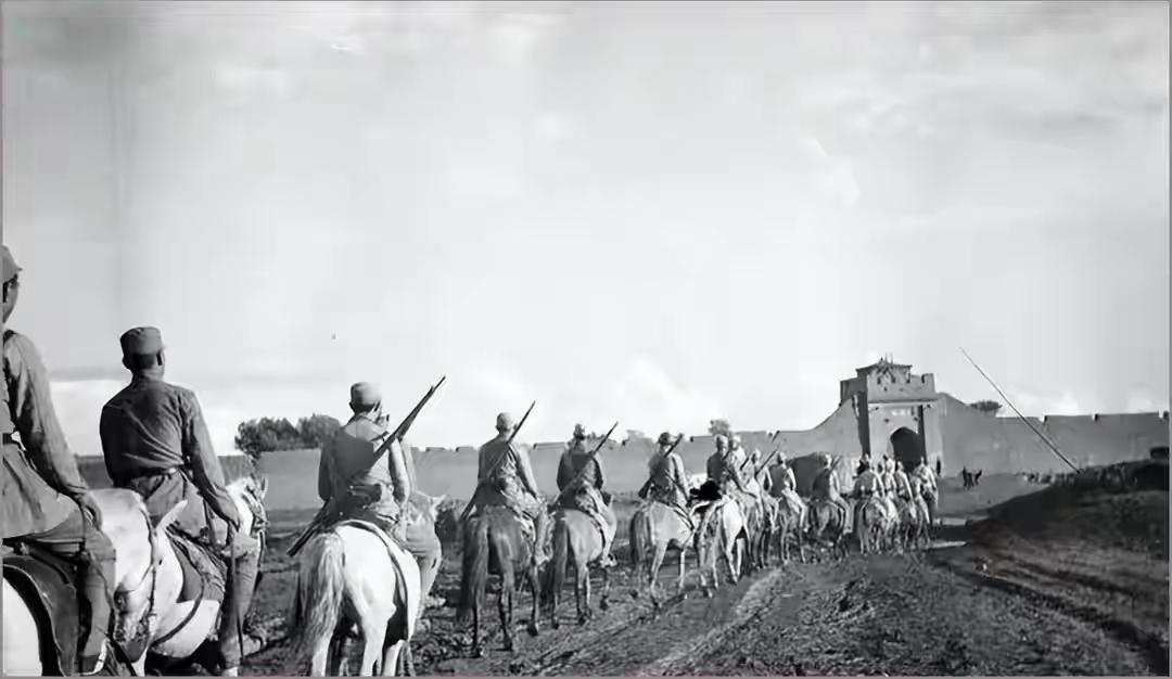 1942年，日军两万精锐包围冀中，一支1200人的八路军骑兵团奉命赴死，团长是刚