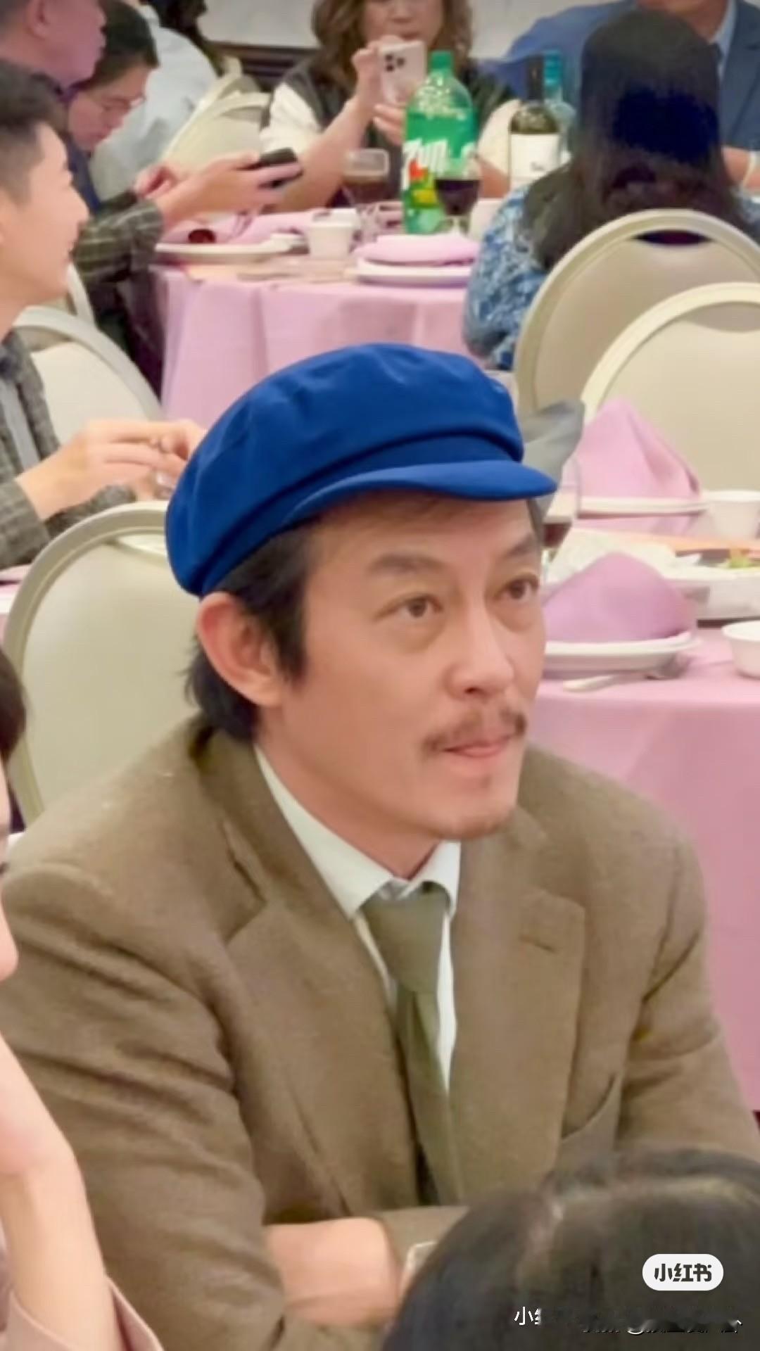 笑不活了离开网友还有谁逗我笑陈冠希一家在美国洛杉矶参加婚礼，留着胡子的陈冠希