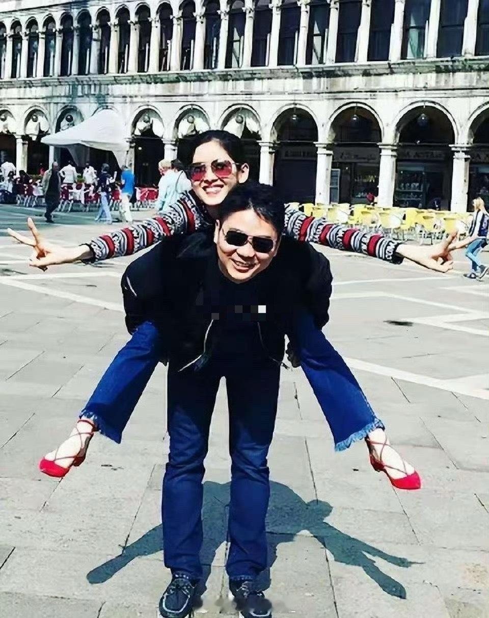 这会的刘强东三十八岁，章泽天十八岁，刚认识不久