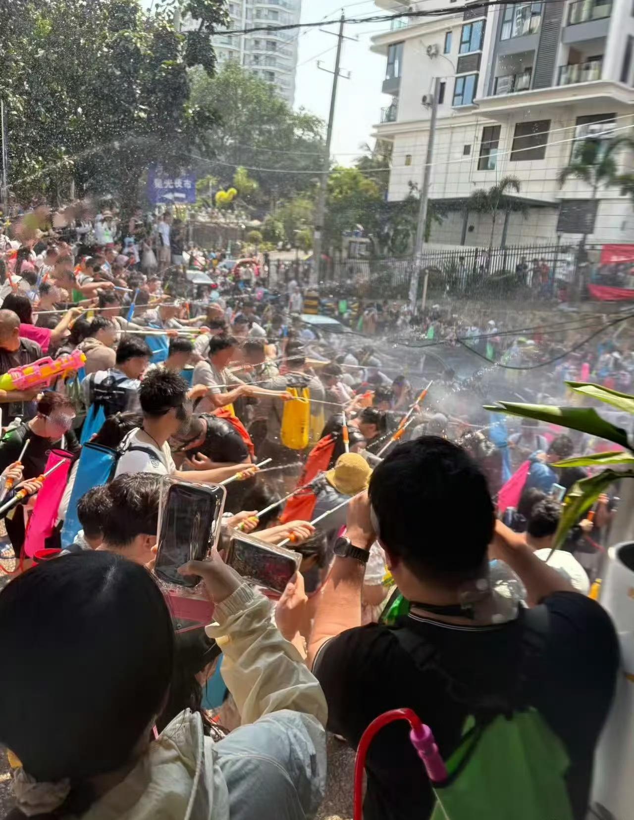 别让泼水节，从"祝福"变成"霸凌"云南西双版纳的泼水节，今年又"泼"出了事。