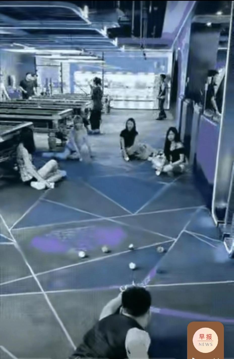 现在的人真会玩，打个台球都玩出了新花样！有网友说，这个社会，只要有钱，你想怎么