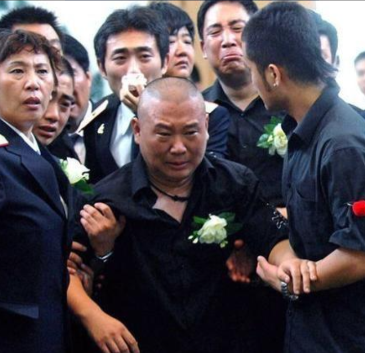 2007年6月23日，侯耀文突发心脏病去世，尸骨还未凉，侯耀华就控制了他的豪宅，