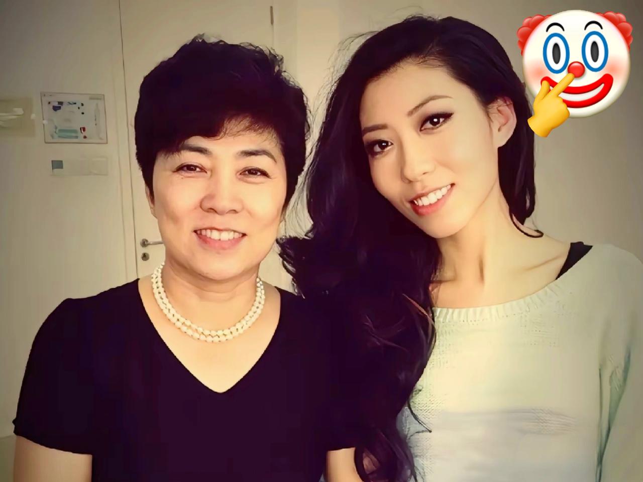 刚刷到一个视频，说是网友在加拿大偶遇曲婉婷，第一眼真没认出来。整个人缩头缩脑