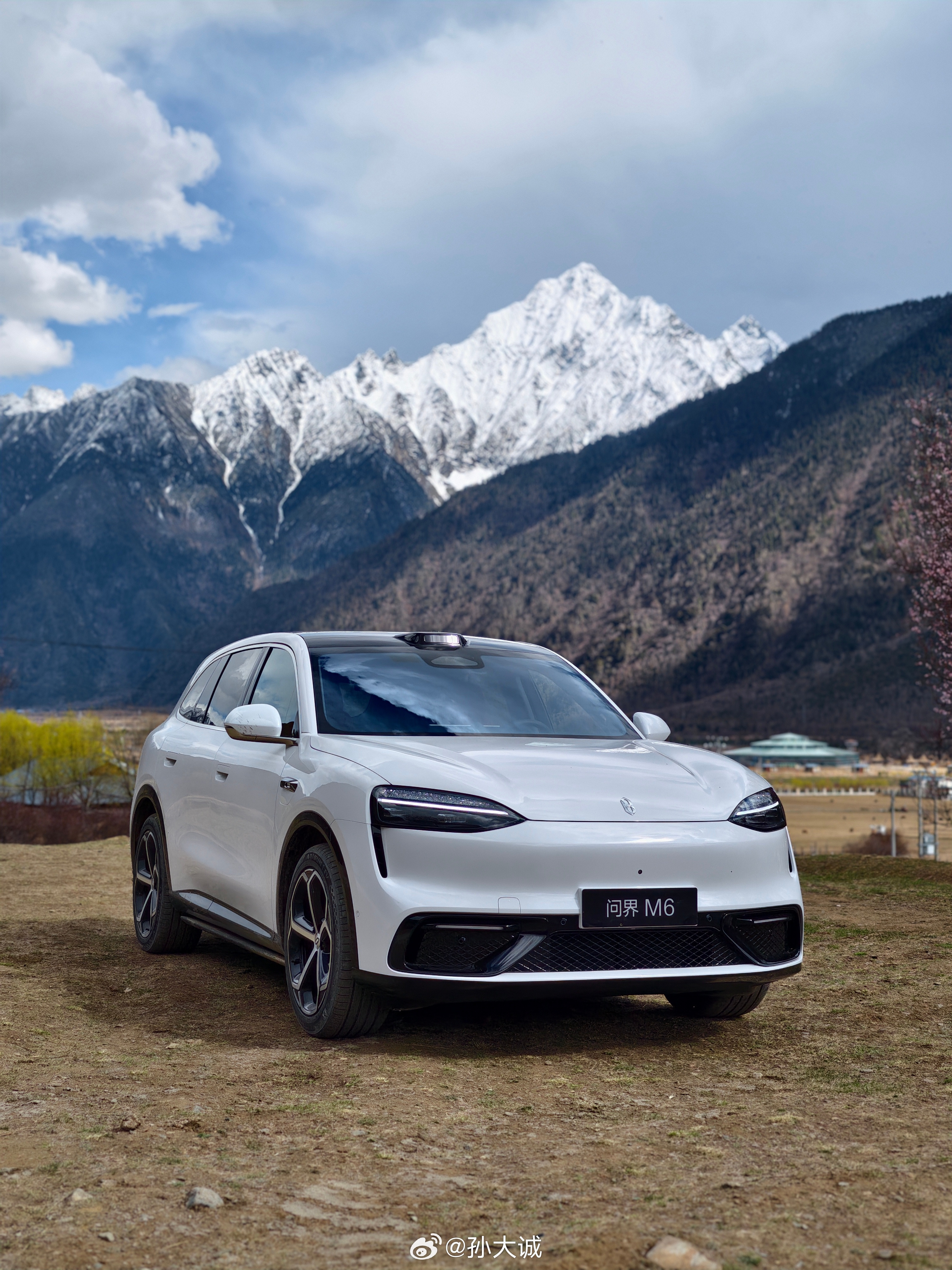 问界M6车上巧思的设计很多副驾驶前方这块区域可以是橱窗，也可以是墨彩相册；当