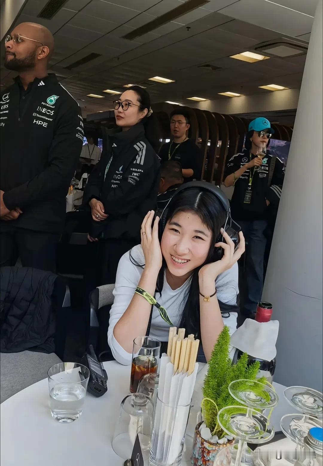 王千源和女儿一起现身F1上海站，她女儿的长相好高级啊，妥妥的气质美女！相比于