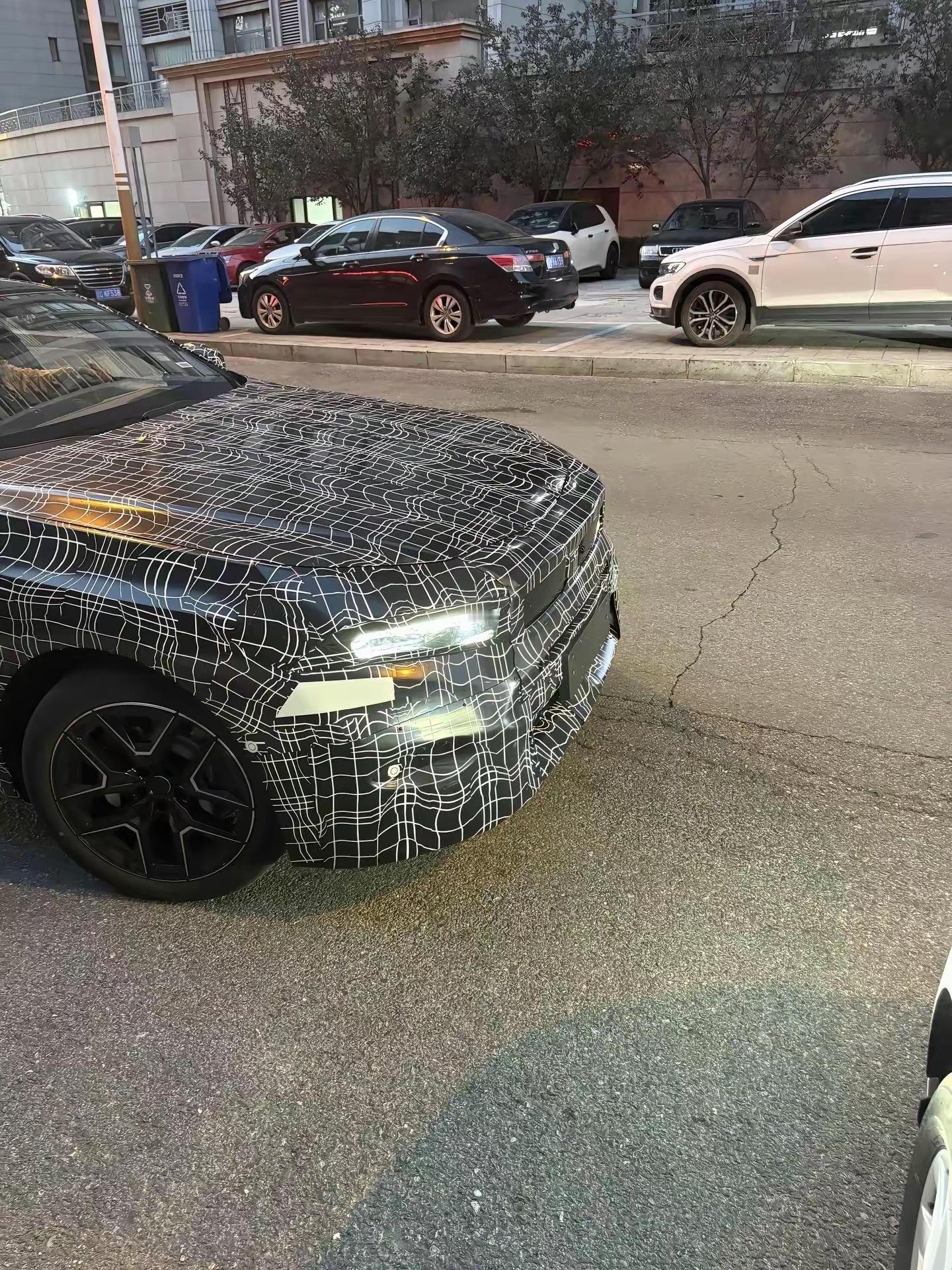 网友路遇宝马5系伪装车……你觉得好看吗？汽车资讯