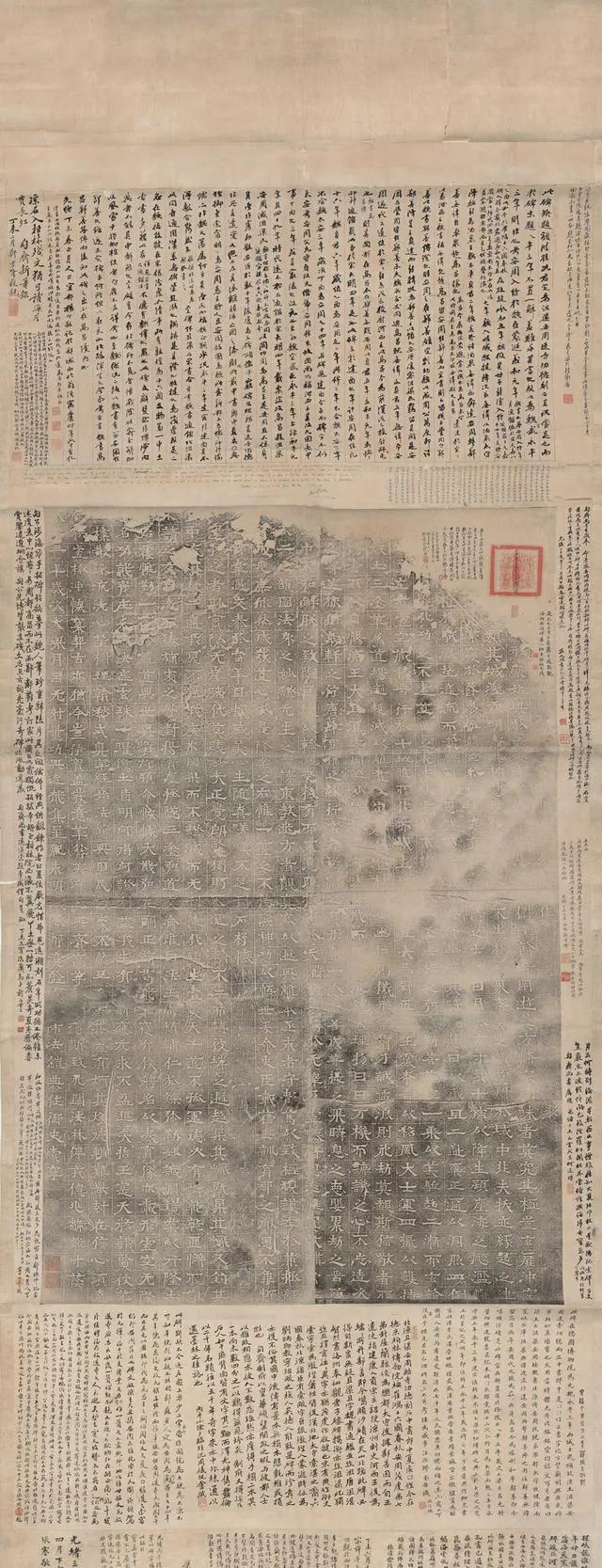 1906年，闽浙总督端方参观柏林博物馆时，发现一座石碑很特别。他走近一瞧，惊得目