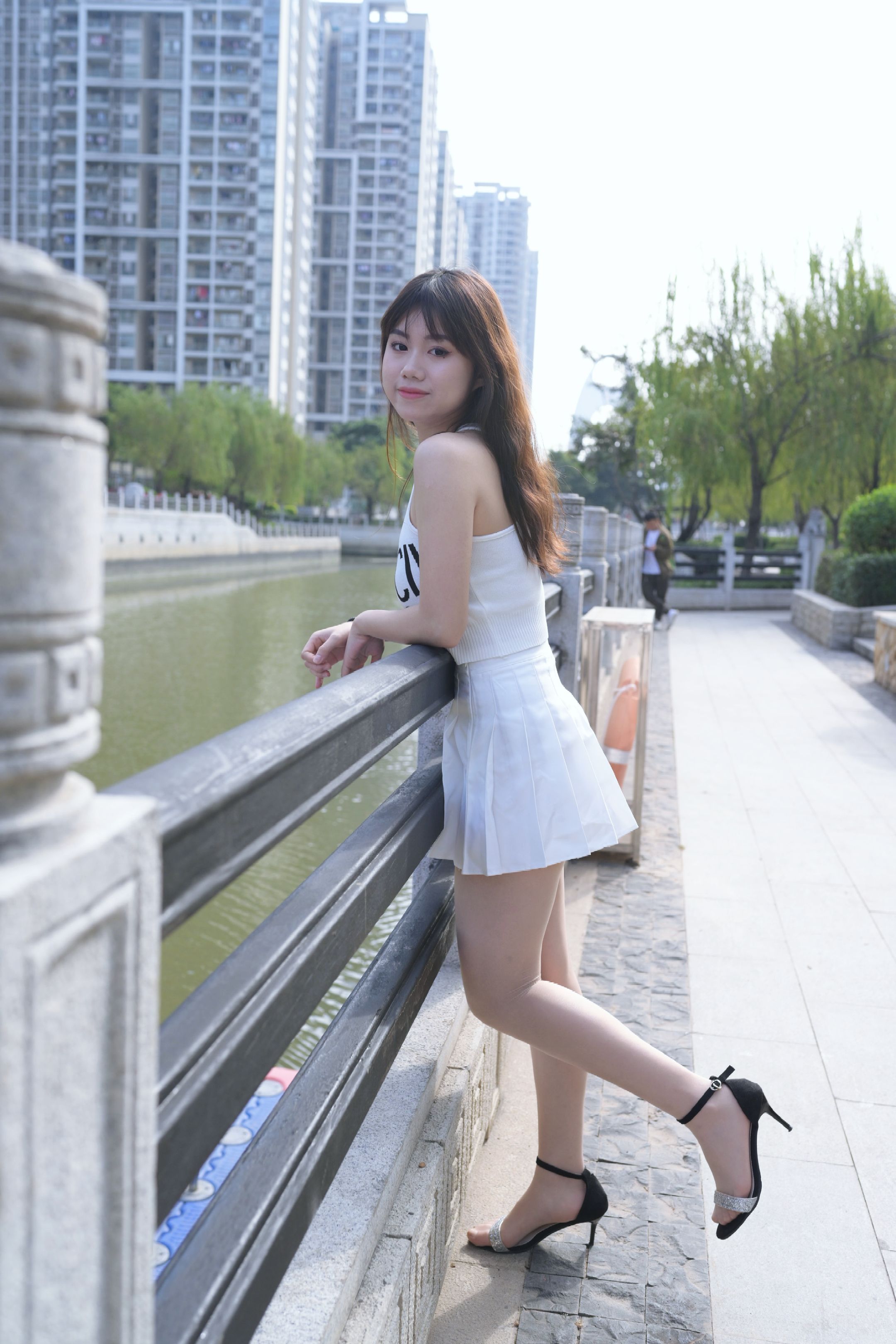 街拍小姐姐穿搭女生拍照姿势高跟鞋清纯甜美街拍美女<!-...