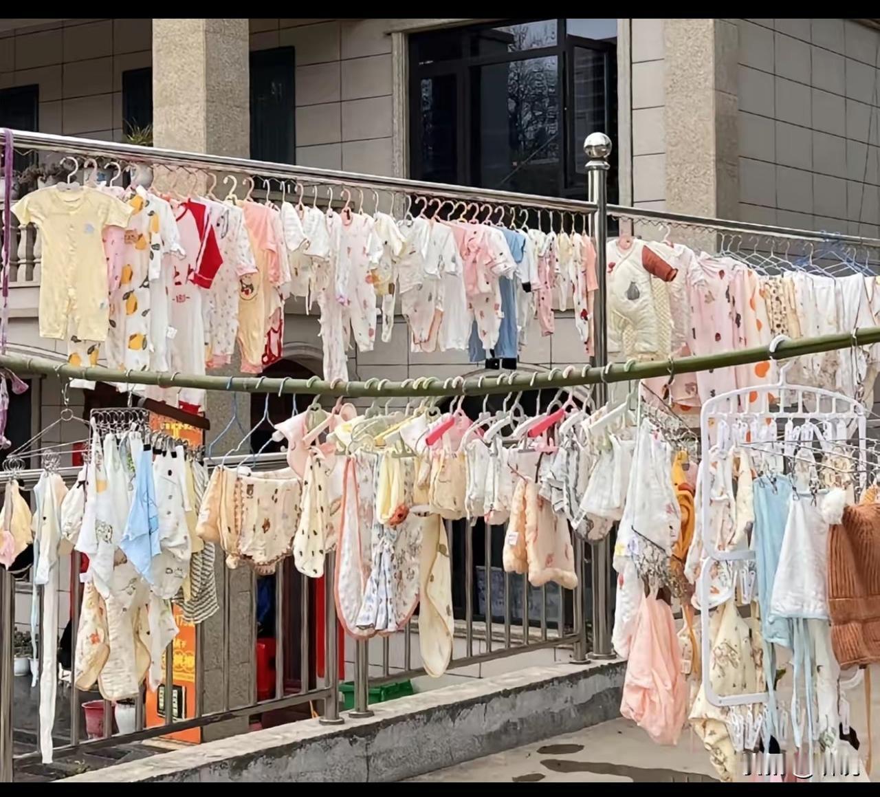 这个宝宝也太幸福了，还没出生，爸爸妈妈就准备了这么多衣服…其实小孩子长的很快，