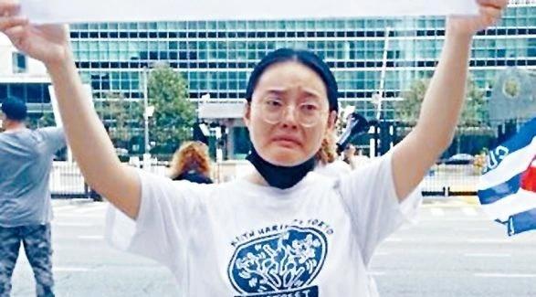 曾为了永留美国，在联合国大楼举牌抹黑中国的张晓宁，终于“圆梦”！纽约皇后区高等法