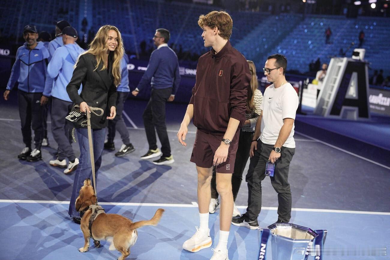 在被记者会问及女友佩戴的神秘戒指时，辛纳回应：莱拉的戒指？那不是我的，与我无关2