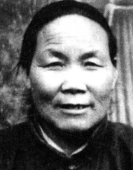 1940年，山东一大娘给八路军煮了浓稠的小米粥，饥饿的战士们狼吞虎咽。班长发觉不