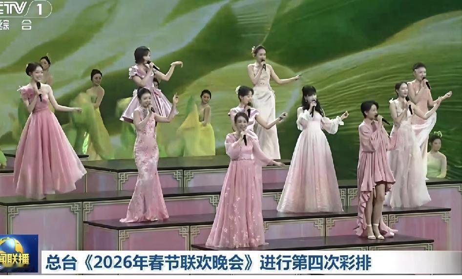 今年春晚10个人唱一首歌？？？第一排：秦海璐梁咏琪第二排：薛凯琪刘敏涛