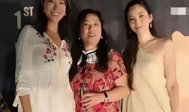 我婆婆看到新闻吴佩慈的婆婆在漂亮国被抓还跑来给我说，吴佩慈曾发10个亿来讨好