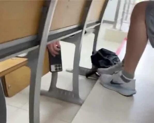 广州华南理工大学曝出的校园偷拍事件。事情发生在学校的教室里，一名男生趁着上课，偷