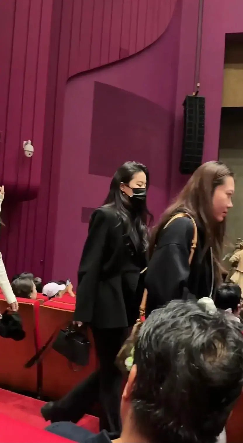 刘亦菲去看舞剧，她穿西装搭lululemon外套，一身黑的她又高又瘦​​​