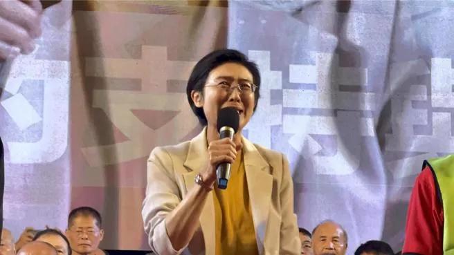 有意参选高雄市长的民进党绿委林岱桦，1日晚间在高雄冈山办造势晚会，她上台时痛哭说