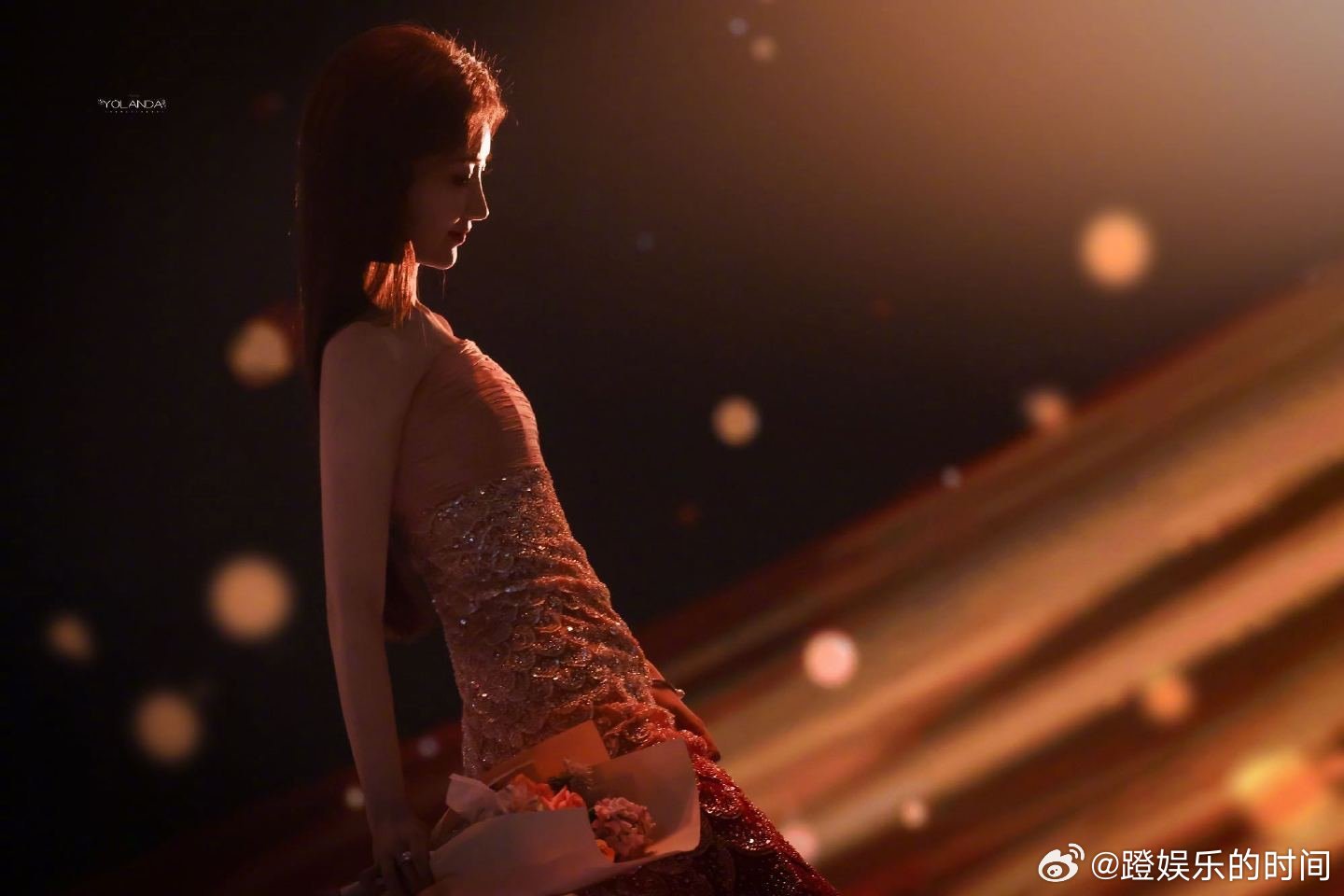 毛晓彤人鱼公主变龙虾杀手盛典之上毛晓彤凭鱼尾裙美成人鱼公主，《余生有涯》领奖展