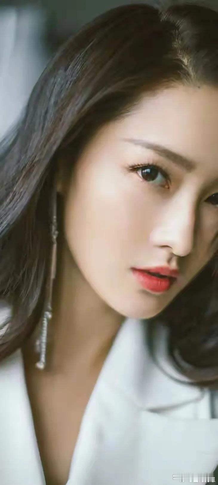 李沁写真大片清新亮眼，瞬间撩动人心​​​