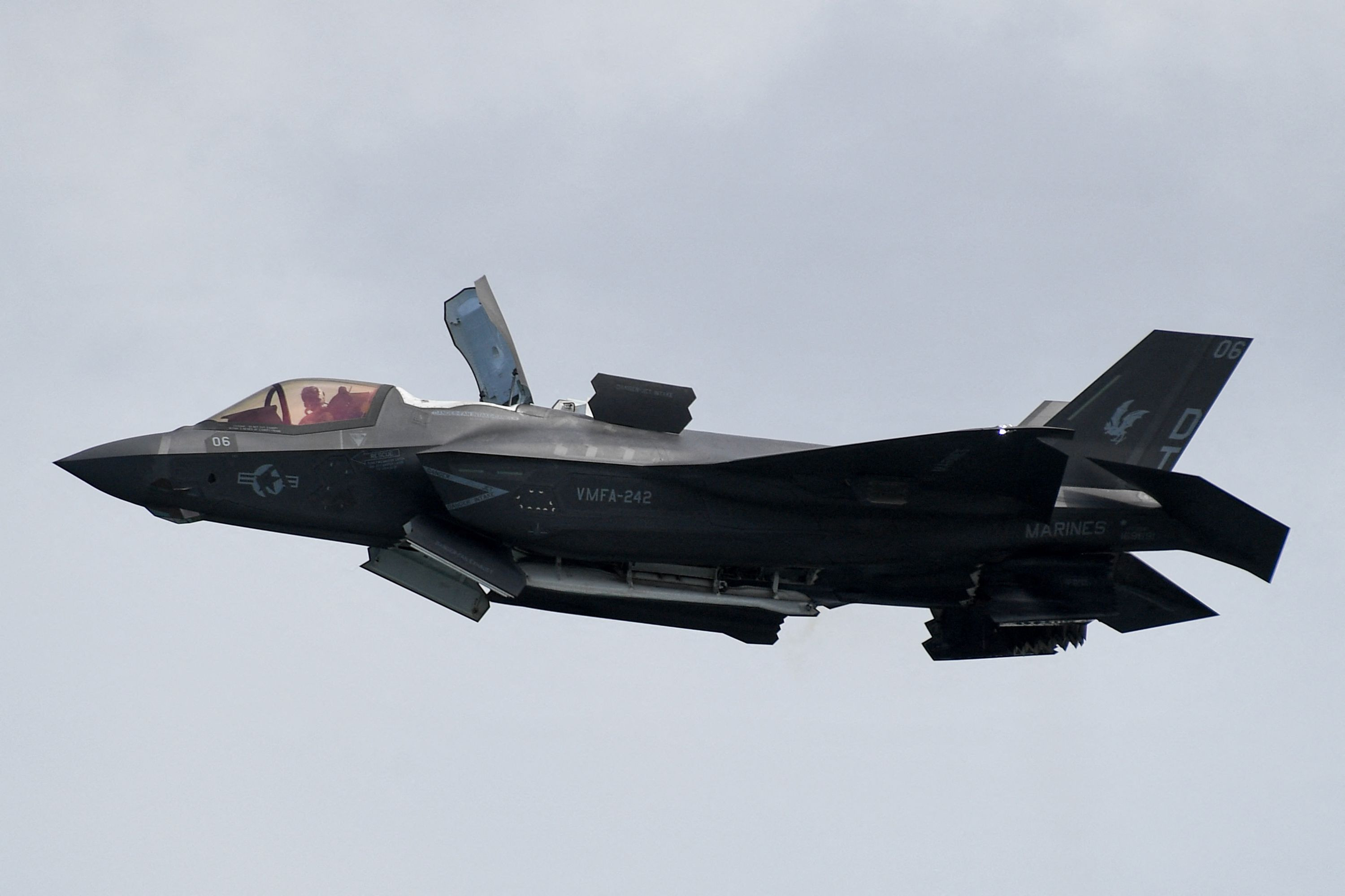 #F35险被胡塞导弹击落令美恐慌#【美媒：胡塞武装险些击落F-35，#美先进战