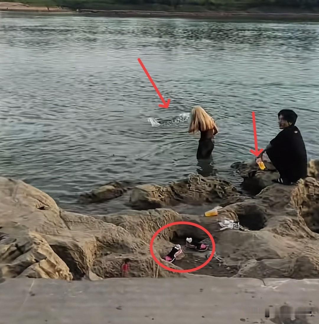 广西贵港这起14岁女孩溺亡事故，是不是因为这个女孩的同伴在笑，而且全程蹲着不为所