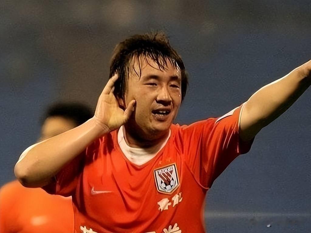 1997年鲁能梯队教练郭侃峰去青岛南京路小学选苗子，一堆孩子颠球绕杆，十岁的王永