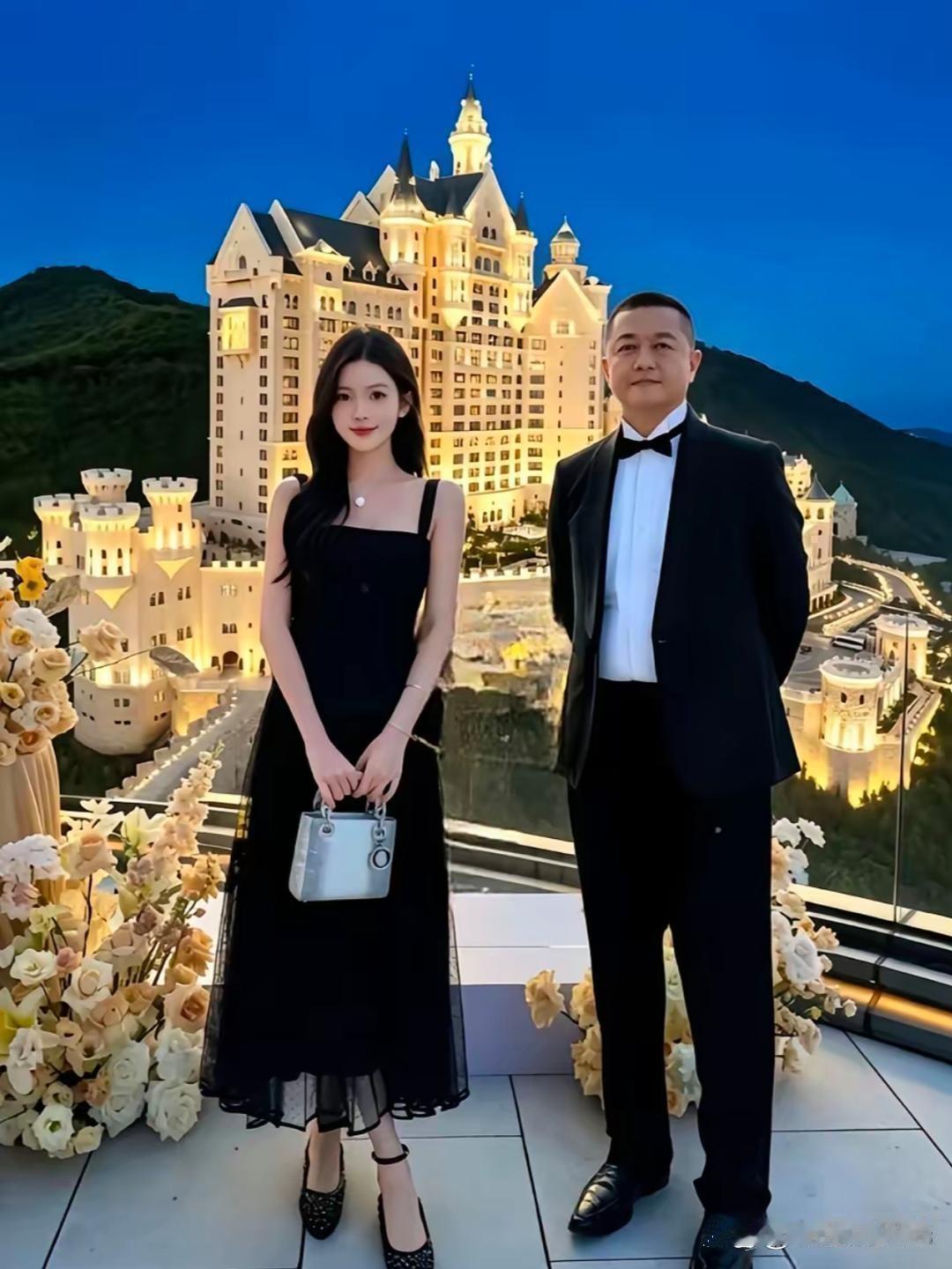 李嫣又上热搜了，那张照片里透出的自信，看得人心里一震。很多人盯着她那张脸看变化，我却盯着李亚鹏看背后