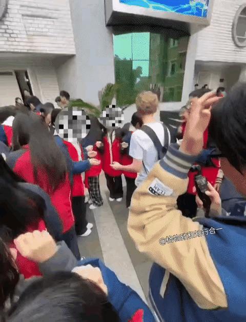 莫非孩子们的课本中暗藏着让人崇洋媚外的密码？