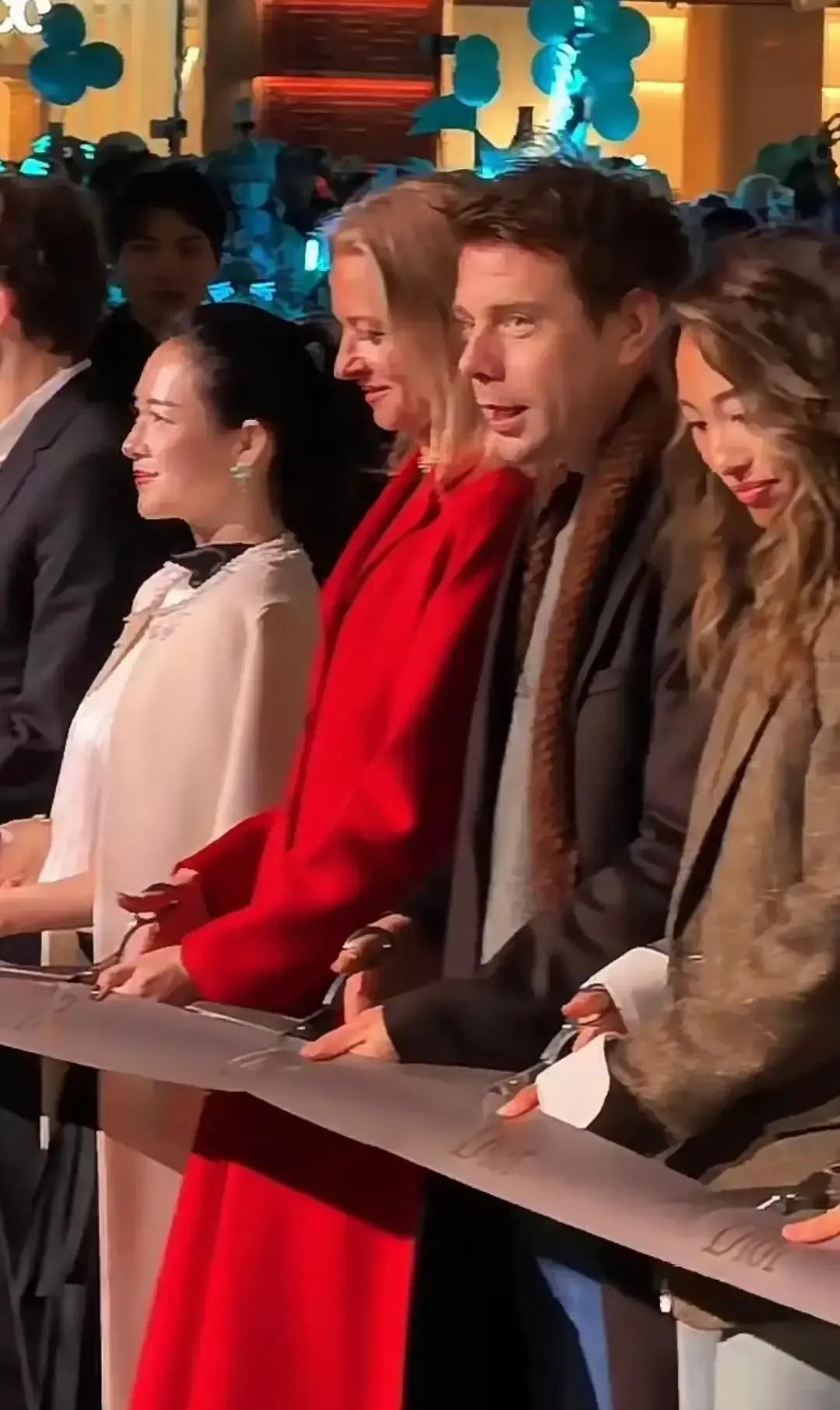 郑钦文刚被自媒体拿来跟章子怡、巩俐排座次，说她想享受女王级待遇就得先拿大满贯。