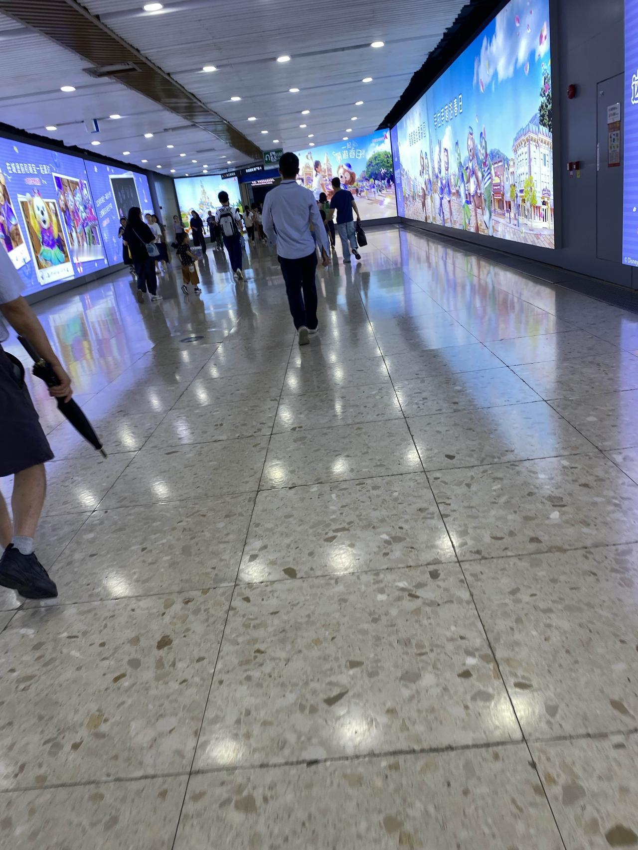 听闻广州地铁又要涨价，真的不开心。在广州，大多数人通勤或出行方式都是以地铁为主，