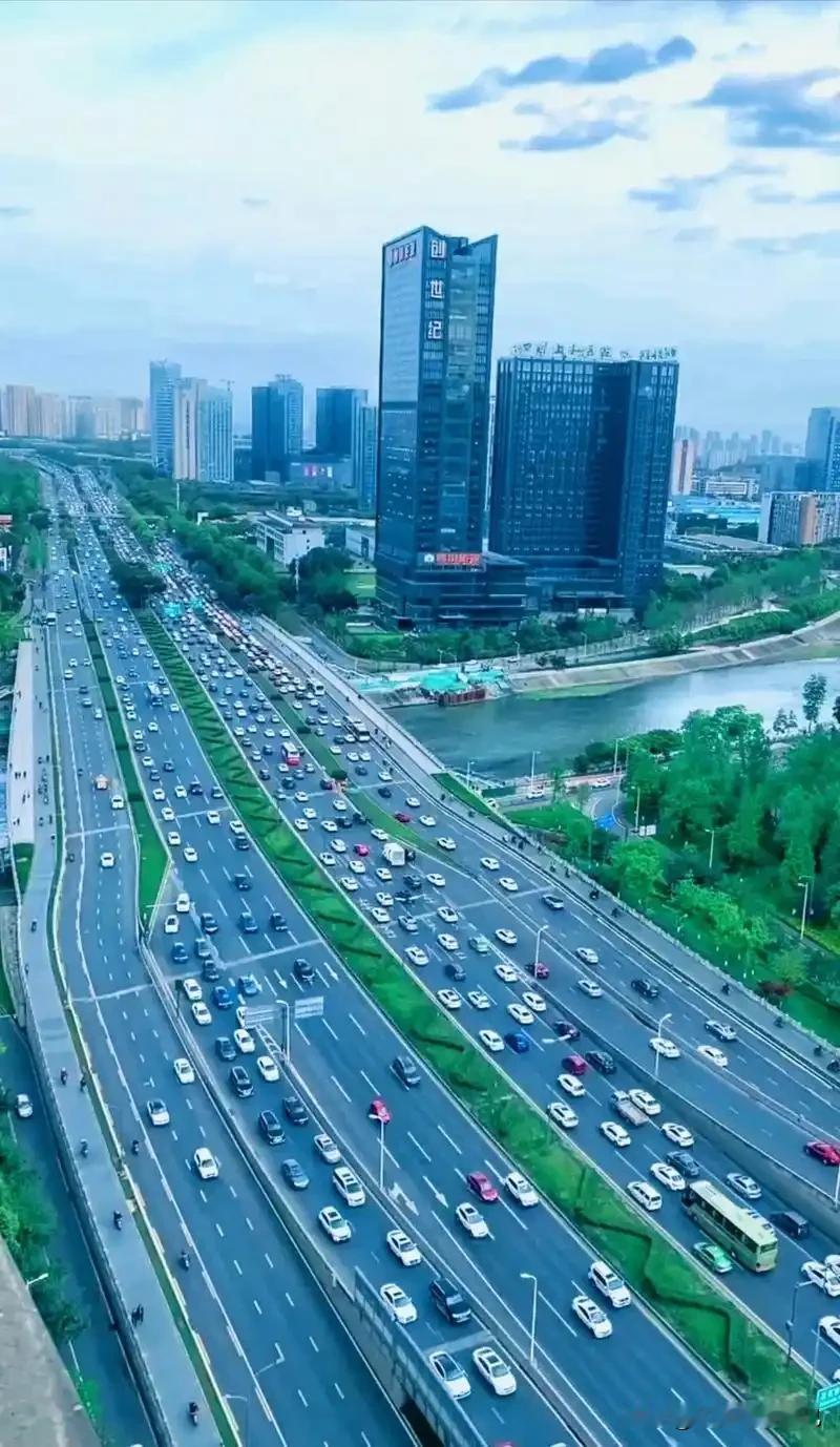 成都机动车保有量全国第一的事实总被一些人说三道四，统一的说词就是:成都有很多牌是